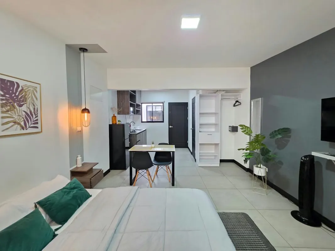 Alquiler de apartamento full amueblado con servicios. Sabanilla, photo 5