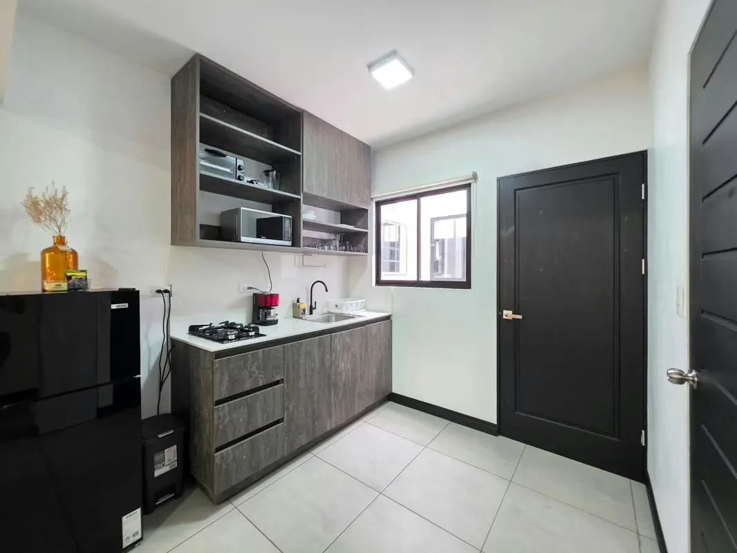 Alquiler de apartamento full amueblado con servicios. Sabanilla, photo 6