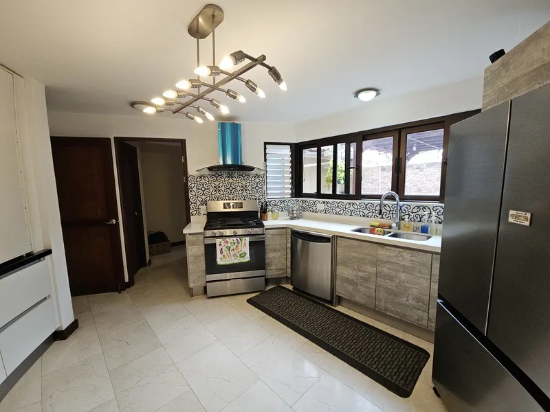 6 Bed Single Family Homes For Sale in Santa Ana, photo 12