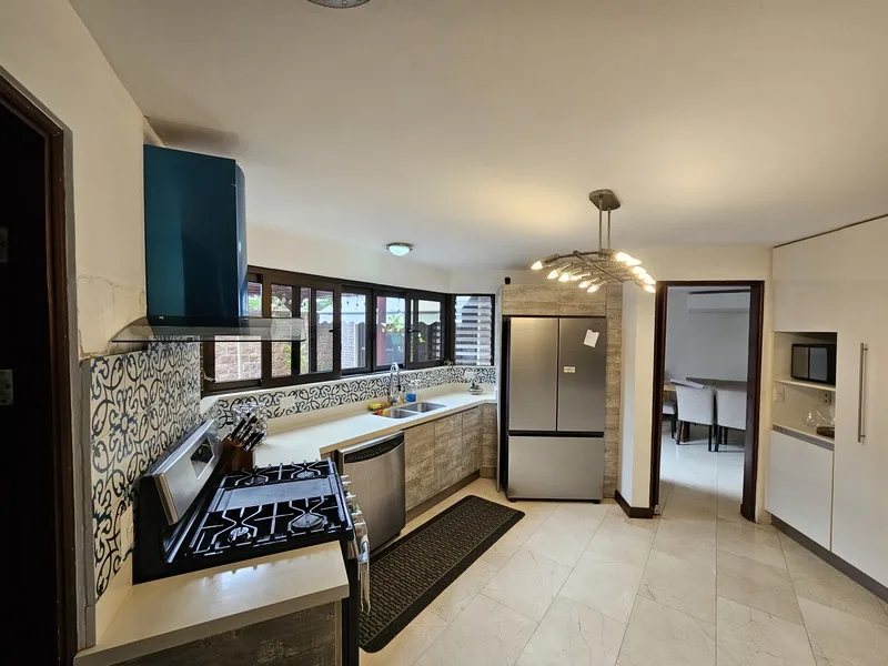 6 Bed Single Family Homes For Sale in Santa Ana, photo 10