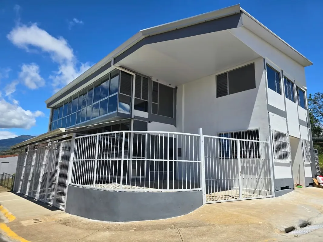 ¡Viva en un espacio moderno, cómodo y con excelente ubicación! Apartaestudio construido en container con un hermoso diseño y ...