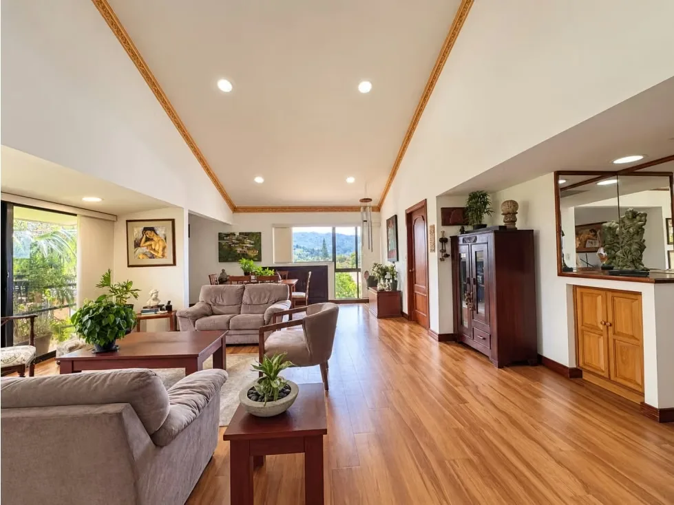 En una ubicación privilegiada de Bello Horizonte, Escazú, este elegante penthouse de dos niveles, situado en un cuarto piso, ofrece una combinación excepcional de amplitud, ...