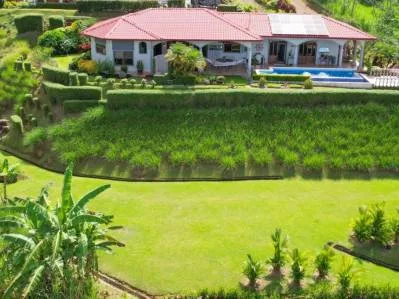 Hacienda tropical con impresionantes vistas a los rápidos en la comunidad privada más codiciada