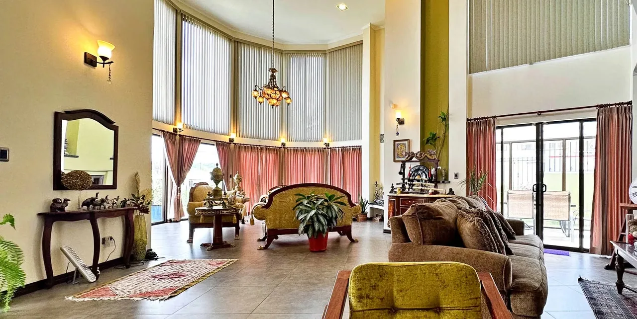 Discover this exclusive three-story detached residence, designed by an architect to offer exceptional space, elegance, and functionality. Located in one of the most prestigious and ..., photo 3