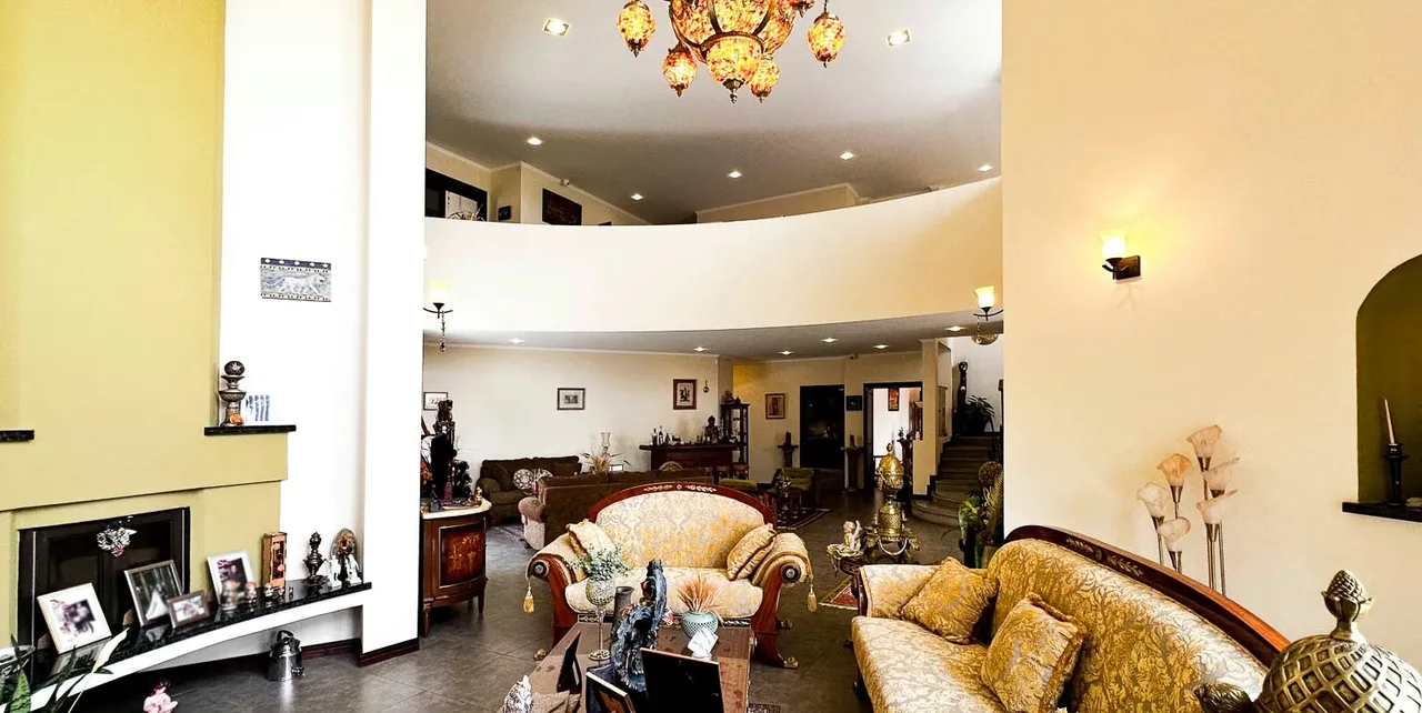 Discover this exclusive three-story detached residence, designed by an architect to offer exceptional space, elegance, and functionality. Located in one of the most prestigious and ..., photo 5