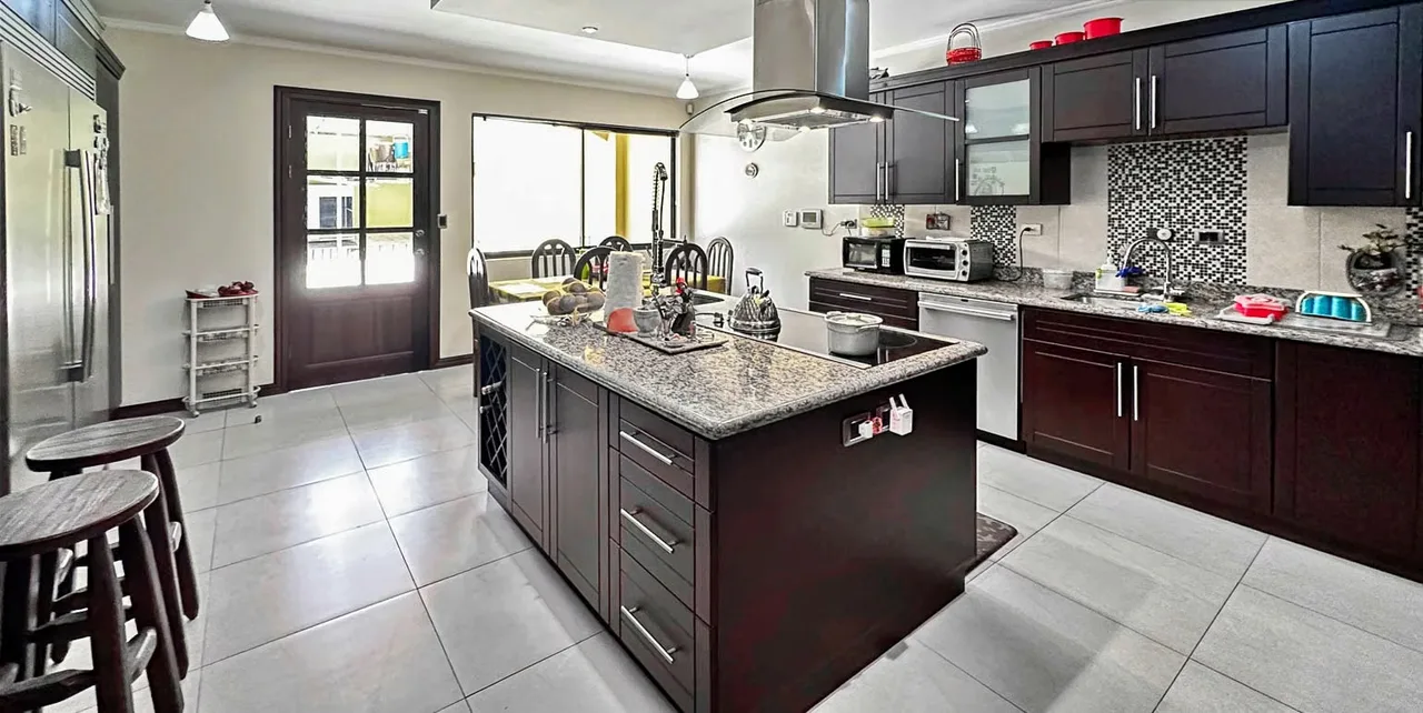 Discover this exclusive three-story detached residence, designed by an architect to offer exceptional space, elegance, and functionality. Located in one of the most prestigious and ..., photo 7