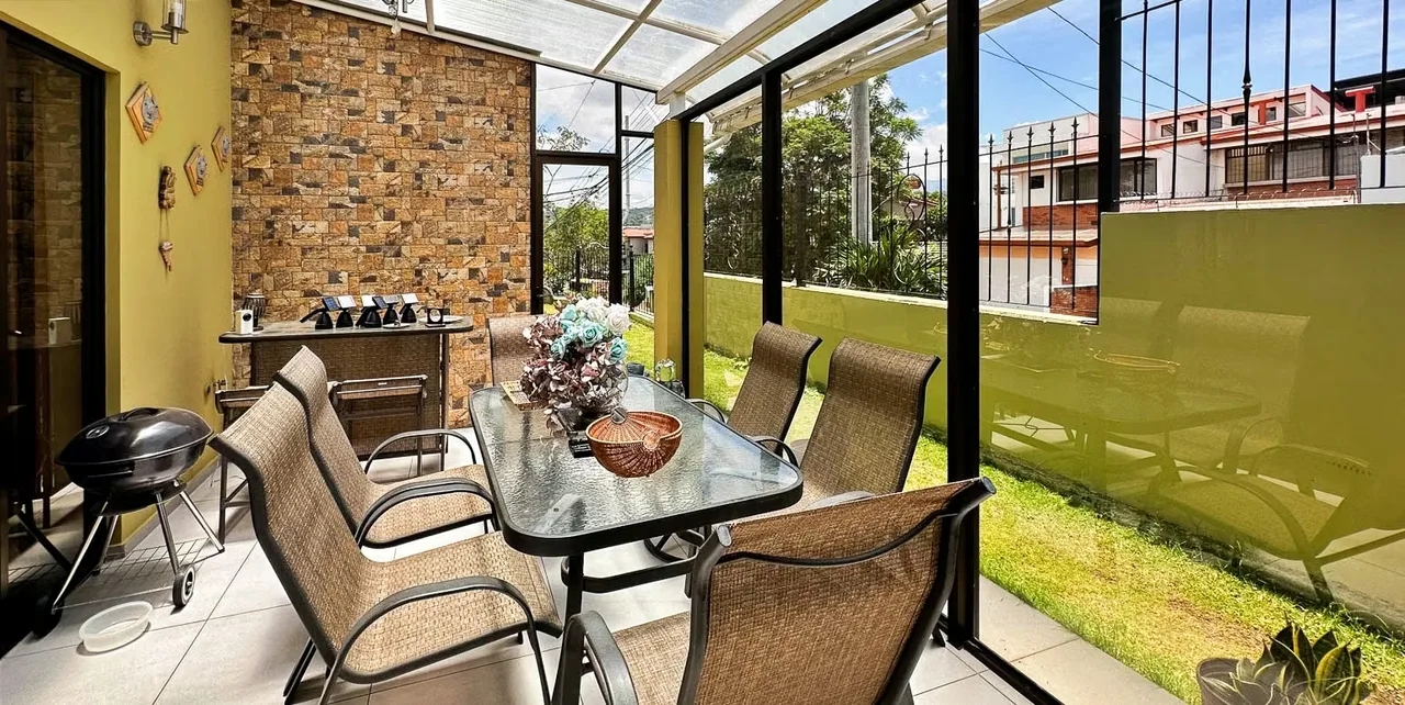 Discover this exclusive three-story detached residence, designed by an architect to offer exceptional space, elegance, and functionality. Located in one of the most prestigious and ..., photo 8