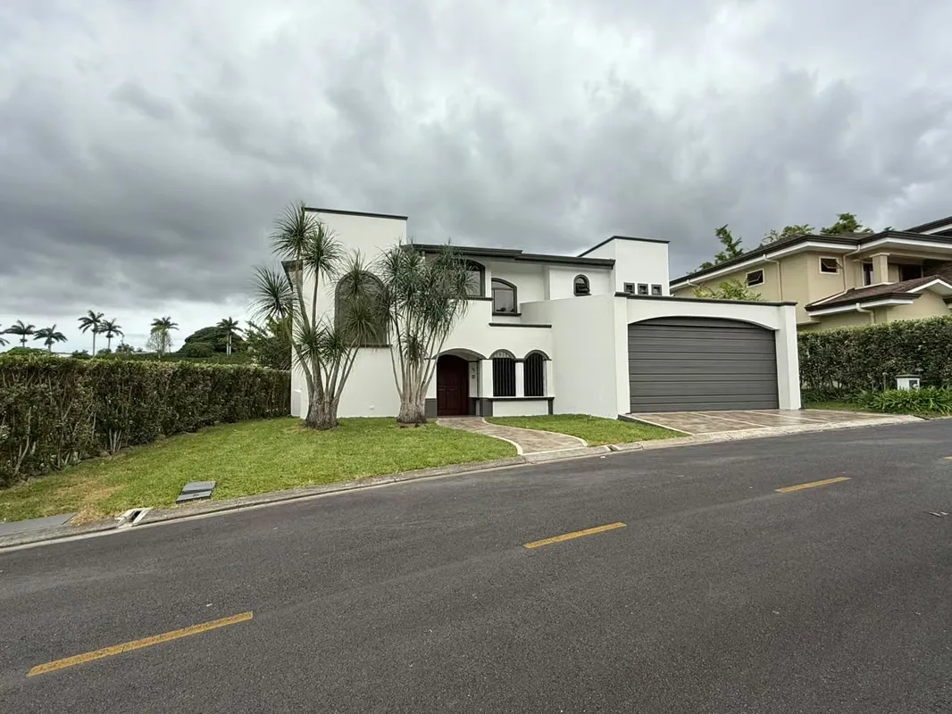 *Casa de Lujo en Venta – Condominio Santa Lucía, Tres Ríos