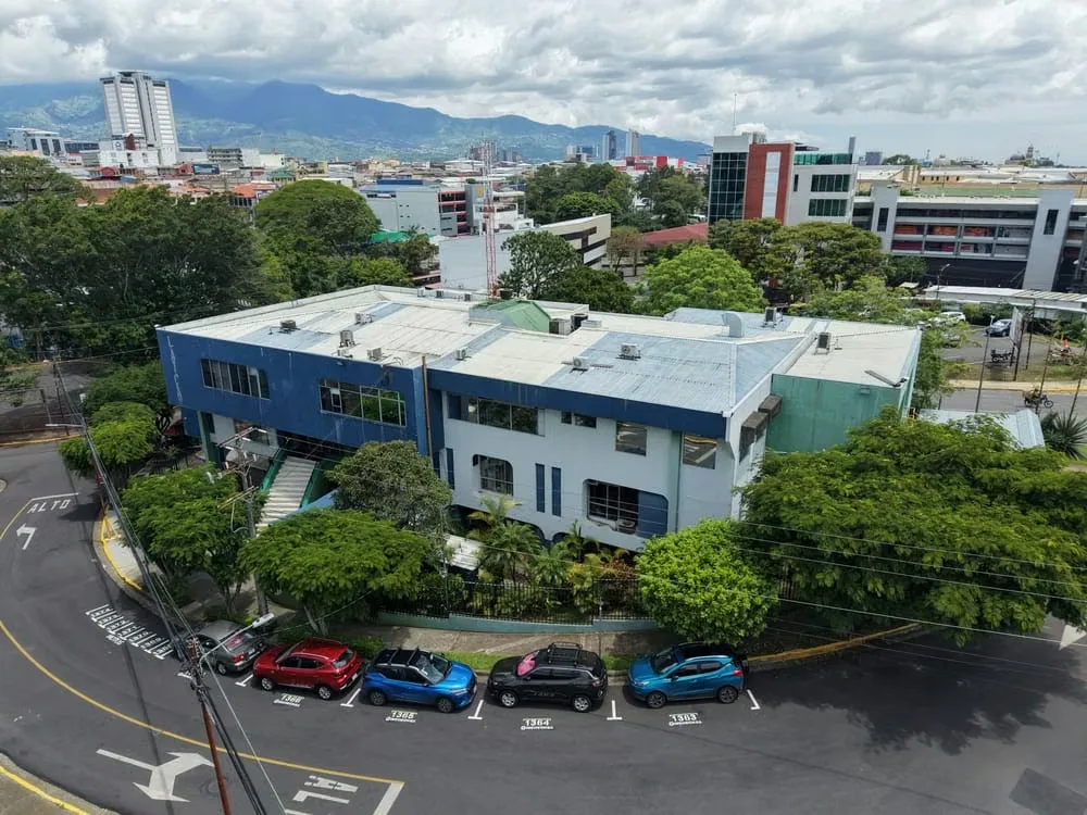 3-story building for sale in Goicoechea.