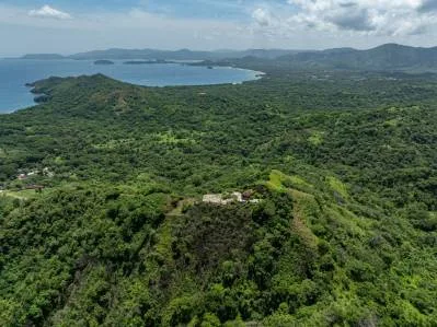 Oportunidad para desarrollo en propiedad con mas de 40% de vistas panoramicas al mar!