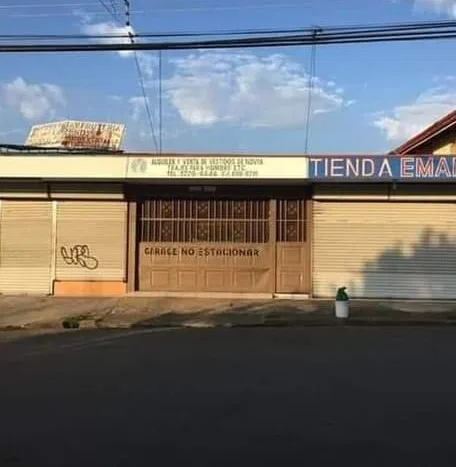 SE VENDE PROPIEDAD CON CASA Y LOCALES EN PZ