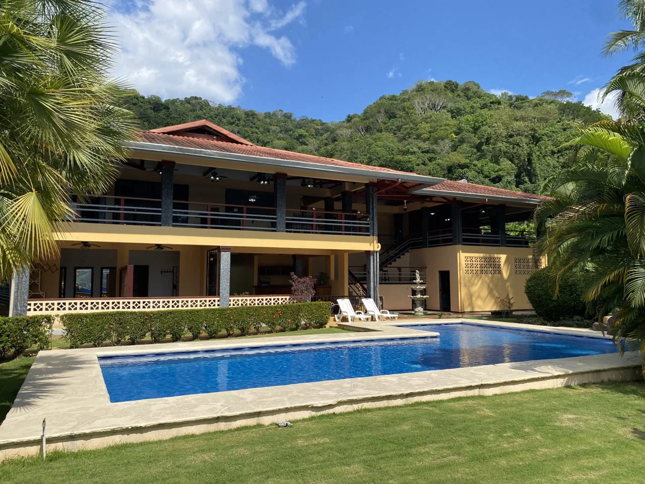 VILLA PESCA PROPERTY WITH EIGHT BEDROOMS, AND OCEAN VIEWS FRONT, NEAR TO THE GOLFITO – 1.1 ACRES