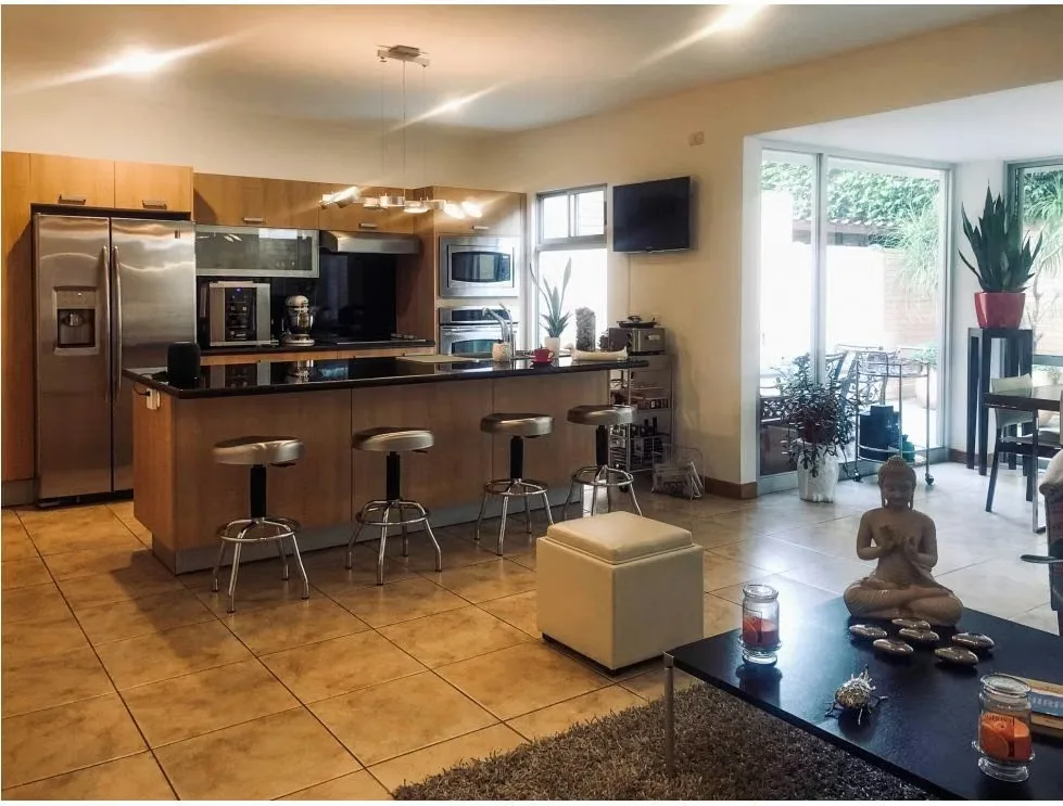 Hermosa casa en Condominio, con 3 habitaciones, la principal con walk-in closet y baño privado, adicional habitación de servicio completa.