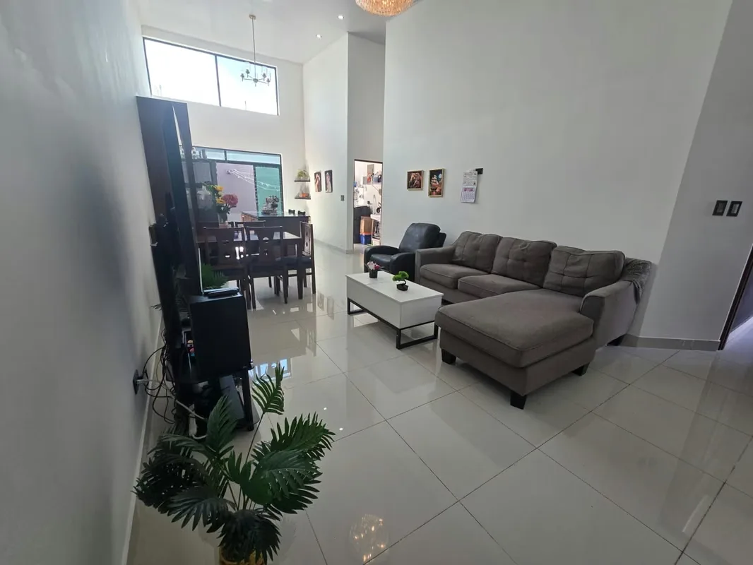 Casa construida hace apenas 2 años. Un hogar pensado para disfrutar en familia: muy fresco, ...