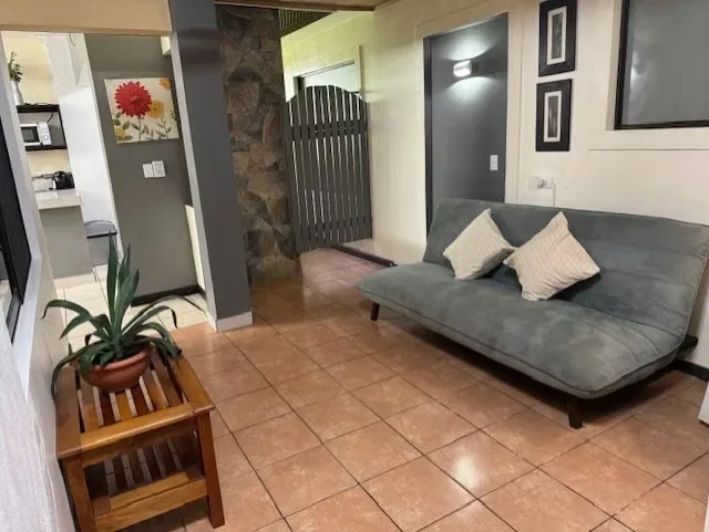 One-bedroom apartment, bathroom, living room, dining room, kitchen, battery yard, fully equipped, with air conditioning and parking. The place is very quiet and safe.