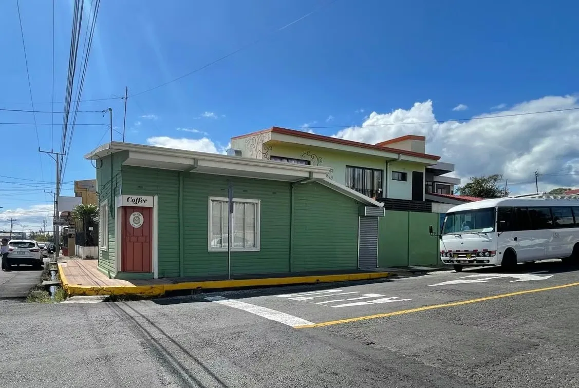 A genuine opportunity to invest in a mixed-use property located in a strategic area with high foot traffic and commercial growth.