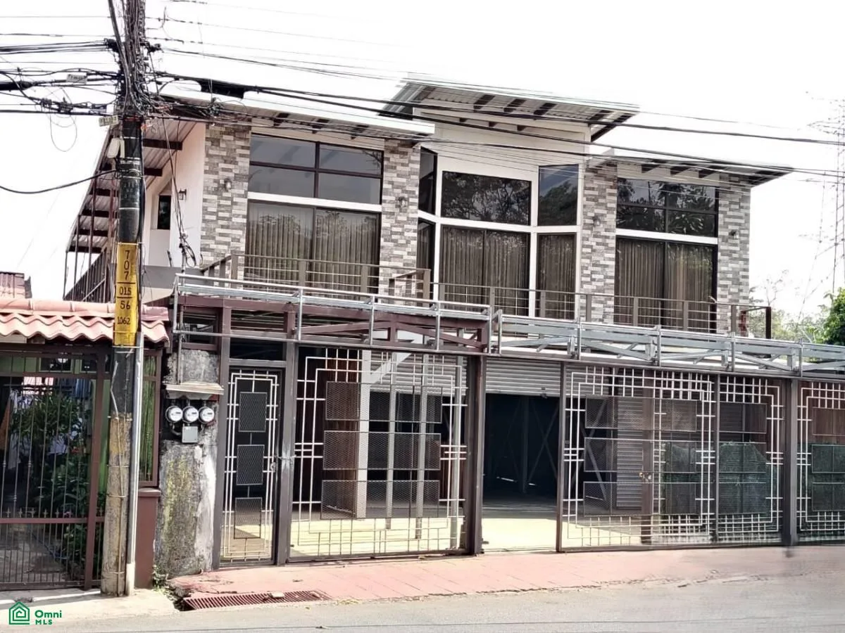 Casa en segunda planta con local comercial o bodegas en el primer nivel