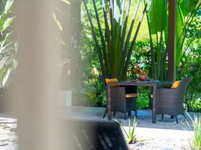 Casita moderna tropical en media hectárea / Piscina de agua salada / Potencial de ampliación
