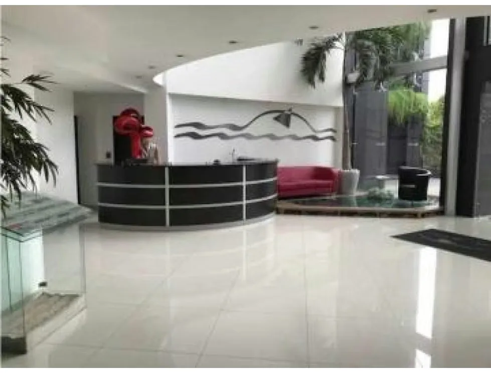 Oficina de 86,18m2 cuenta con un área abierta ideal para cubiculos, dos oficinas,una de ellas puede usarse como sala de ...