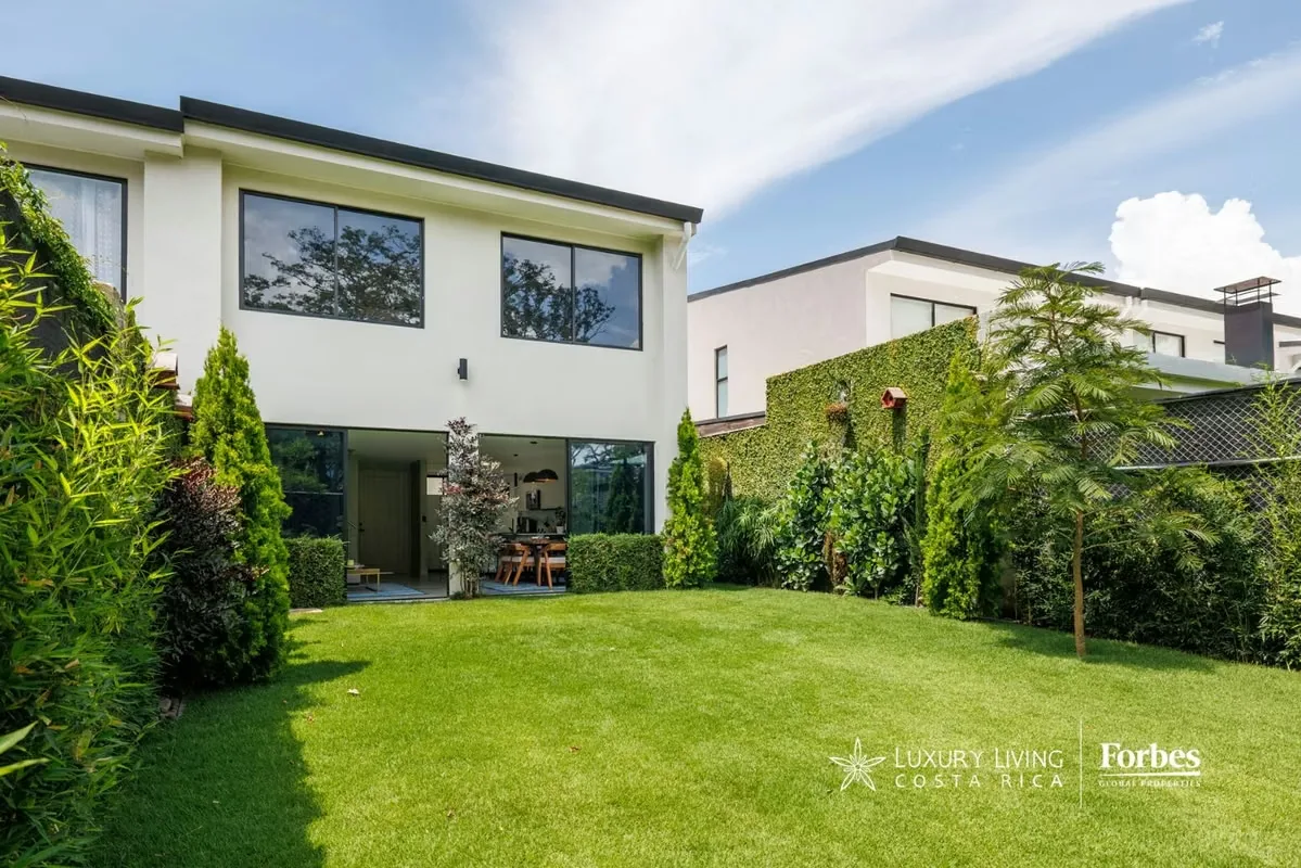 Casa contemporánea en venta en Lindora | Diseño moderno, jardín privado y acabados de lujo