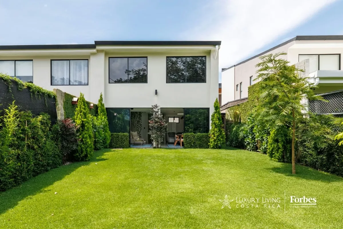 Casa contemporánea en venta en Lindora | Diseño moderno, jardín privado y acabados de lujo, photo 2