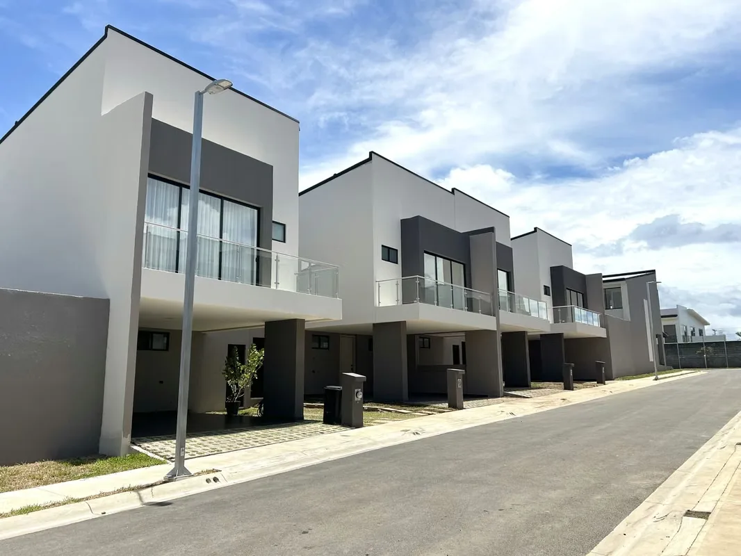 House for sale Santa Ana - Lindora Village. Huge garden. Only 1 month of use! 3 bedrooms.