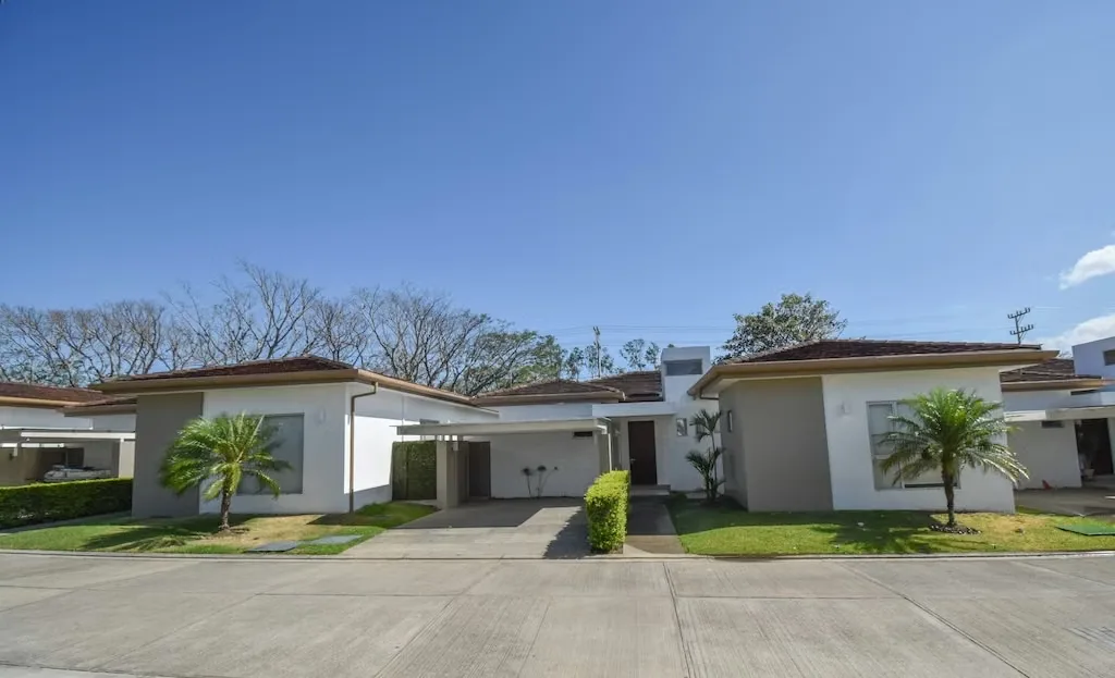 Casa separada de una planta ubicada en exclusivo Condominio ubicado en Lindora, la misma cuenta con 437m2 de Terreno y una construcción de 293m2 que se distribuye de la siguiente ...