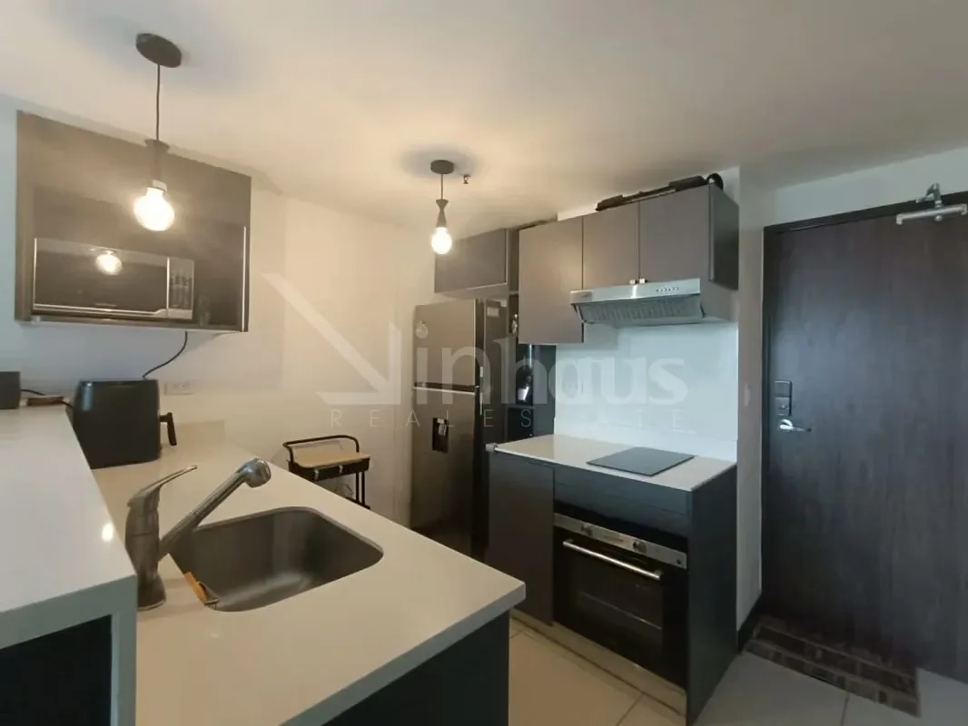 Venta de apartamento de una habitación ubicado en Torre en Nunciatura. Cuenta con un espacio integrado de cocina, sala y comedor con salida a balcón., photo 3