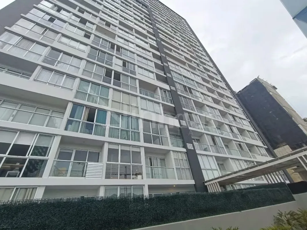 Venta de apartamento de una habitación ubicado en Torre en Nunciatura. Cuenta con un espacio integrado de cocina, sala y comedor con salida a balcón., photo 5