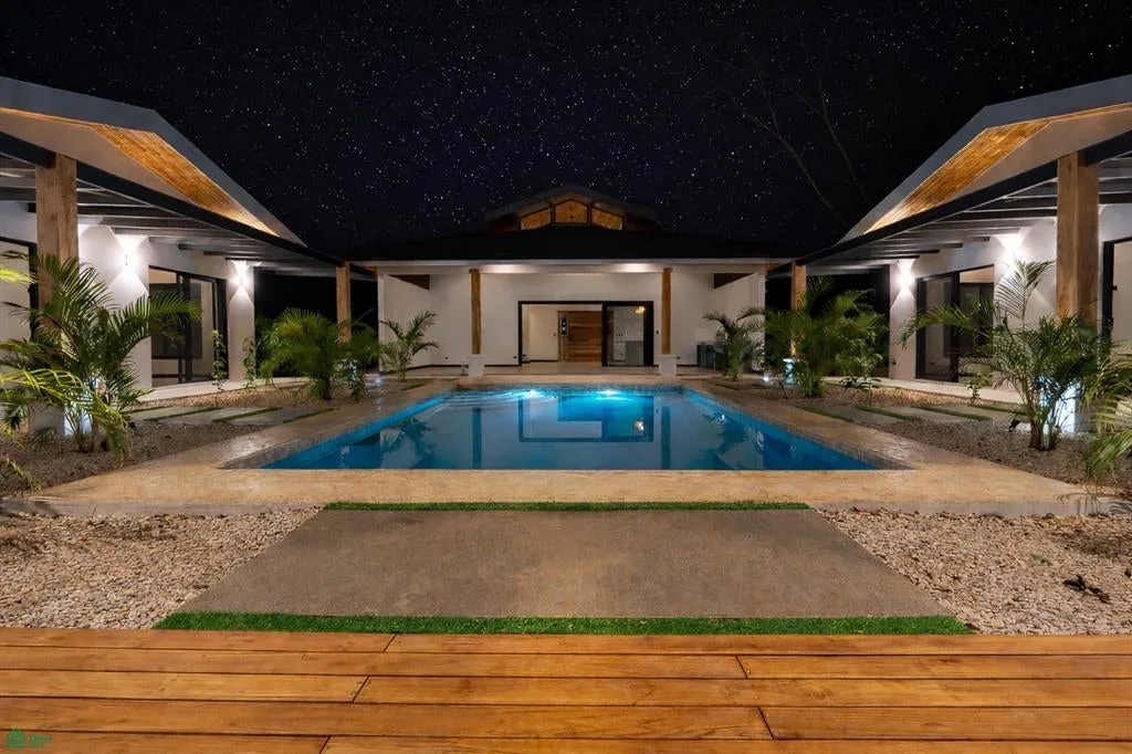 Villa Mariposa en Catalina Cove: Diseño Estilo Bali de 4 Habitaciones y Yoga deck