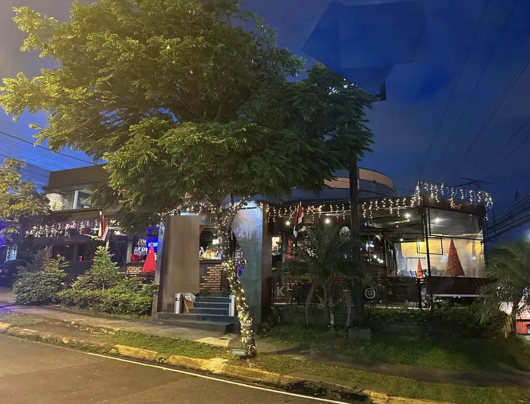 Se ofrece a la venta exclusivo restaurante y bar de concepto contemporáneo, completamente equipado y listo para operar, ubicado en una de las zonas más vivas, concurridas y exclusivas ...