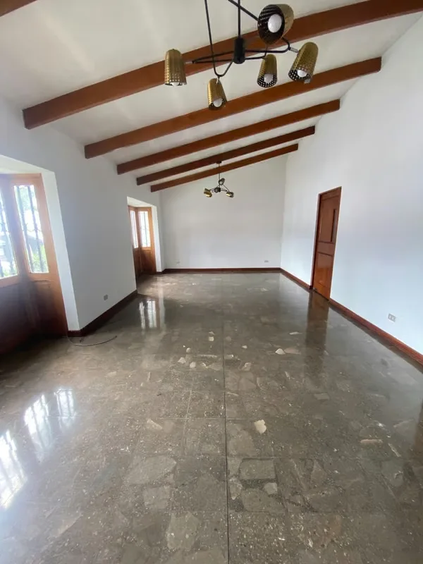Alquiler de cómodo apartamento con magnífica ubicación en San Rafael de Escazú, cerca de walmart.