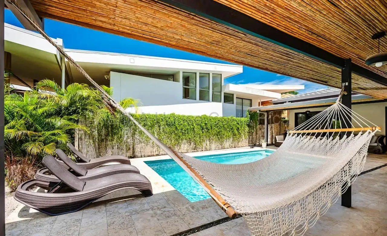 Nueva villa en Playa Grande Estates, cuya construcción finalizó en 2023. La casa cuenta con 3 dormitorios y 3 baños de estilo contemporáneo, además de una piscina privada. El ...
