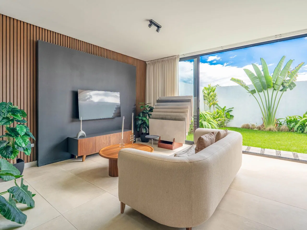 VENTA DE CASA EN CONDOMINIO EN ESCAZÚ PARA ENTREGA INMEDIATA