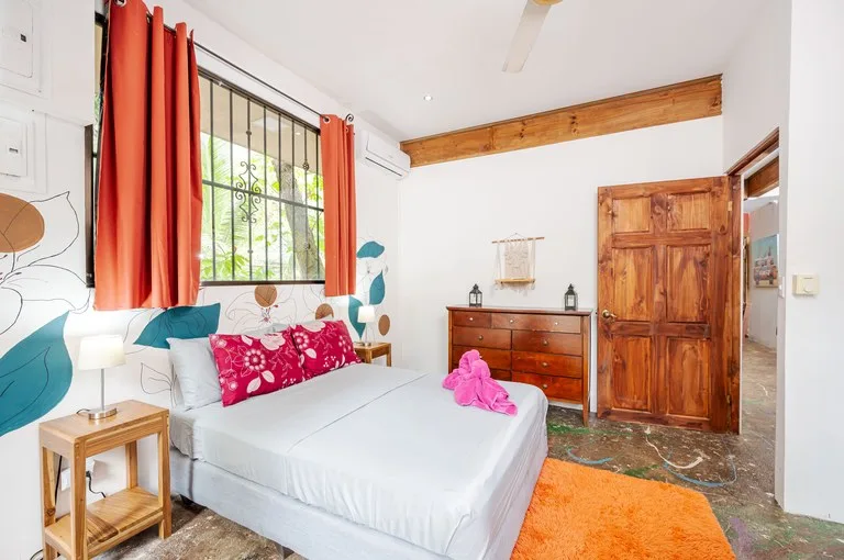 Cornett Retreat: Multi-Unit Colonial Compound 10 Mins to Playa Grande