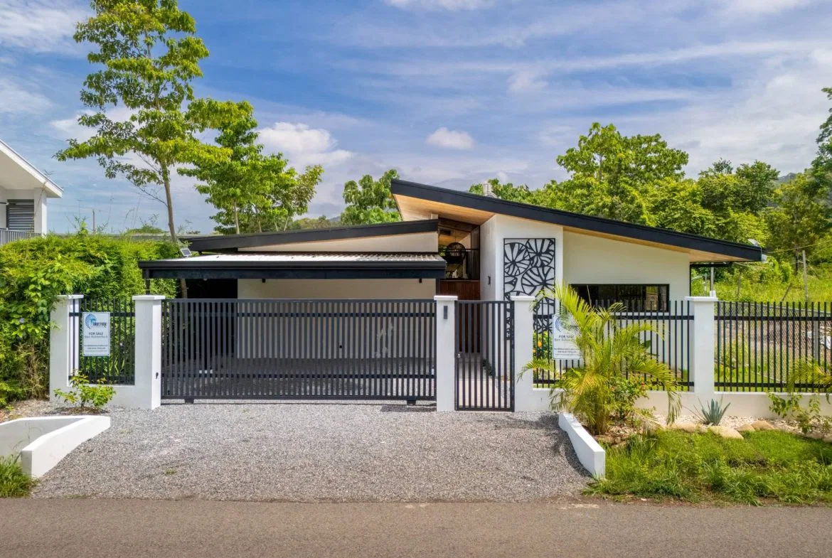 PROPERTY WITH BEAUTIFUL HOUSE IN UVITA CENTER – 0.11 ACRES, photo 2