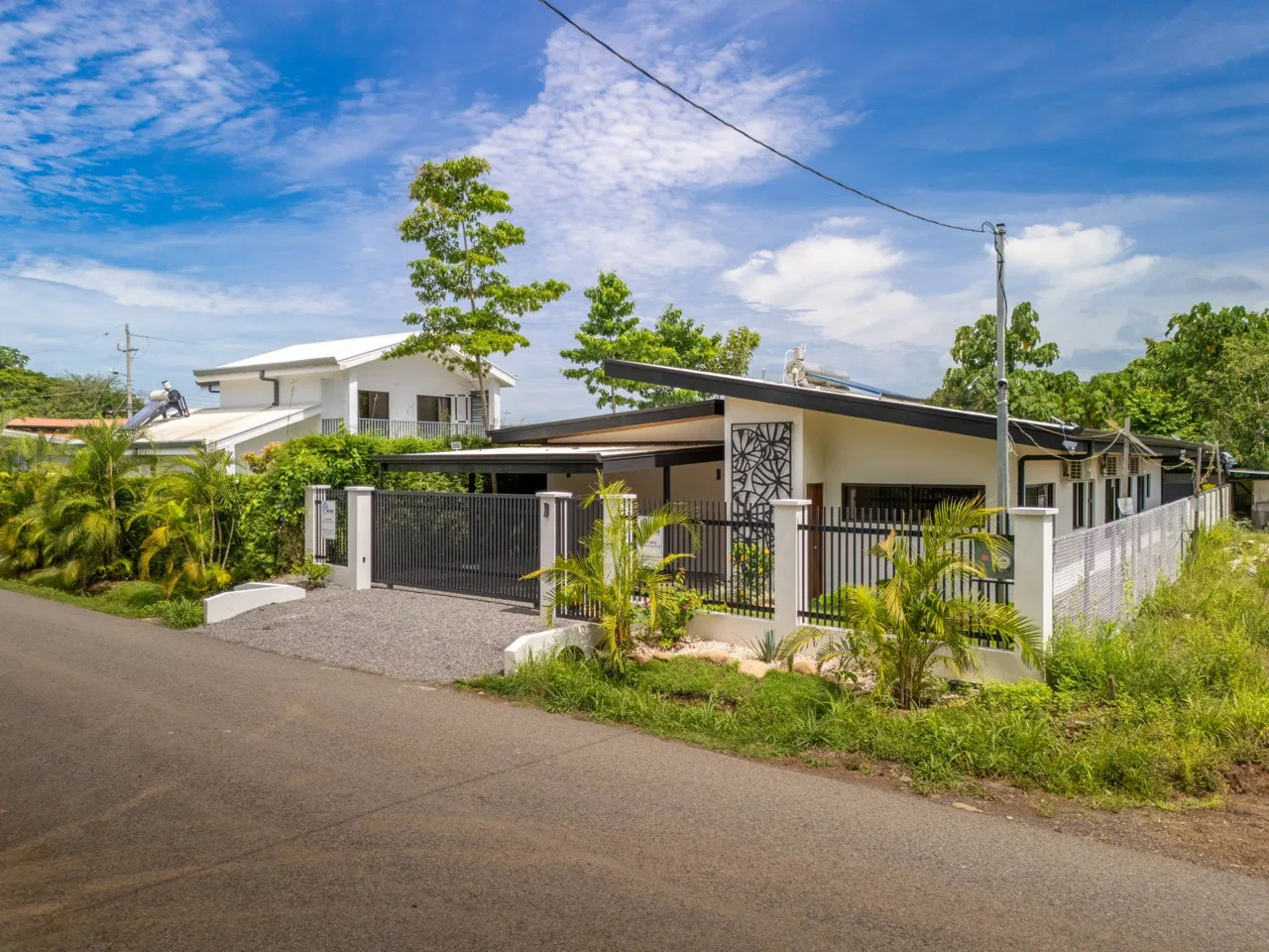 PROPERTY WITH BEAUTIFUL HOUSE IN UVITA CENTER – 0.11 ACRES, photo 3