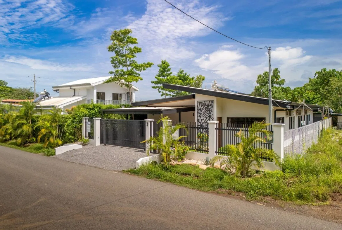 PROPERTY WITH BEAUTIFUL HOUSE IN UVITA CENTER – 0.11 ACRES, photo 4
