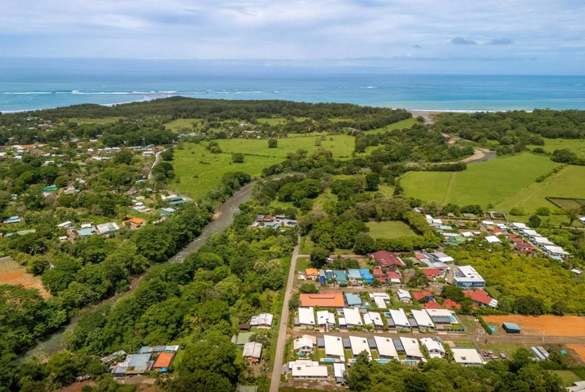 PROPERTY WITH BEAUTIFUL HOUSE IN UVITA CENTER – 0.11 ACRES, photo 6