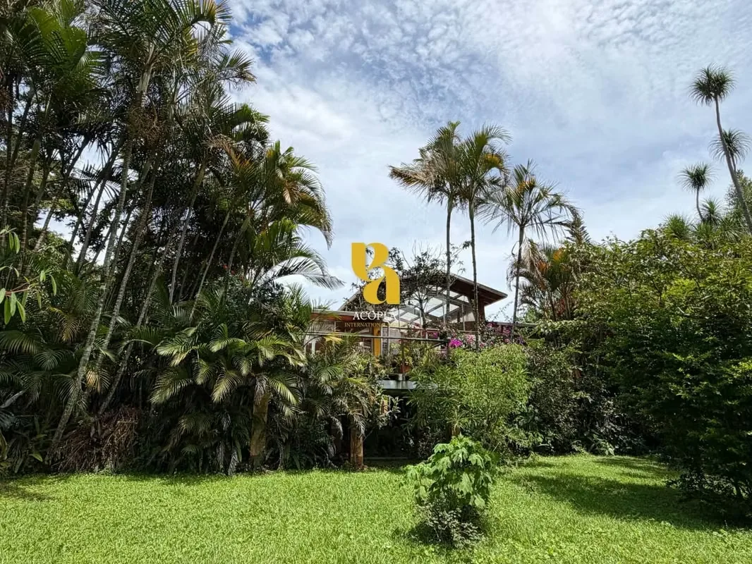 Spacious property with 10,200 m² of land for sale in San Isidro de Heredia, surrounded by a natural setting where peace prevails.