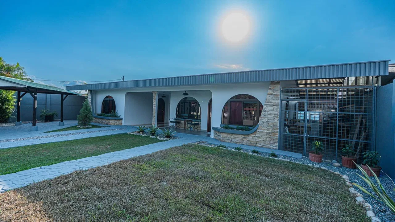 0.20 ACRES – 5 Bedroom Fully Renovated Home, Minutes From All Amenities, Just 45 Min To The Coast!!!!