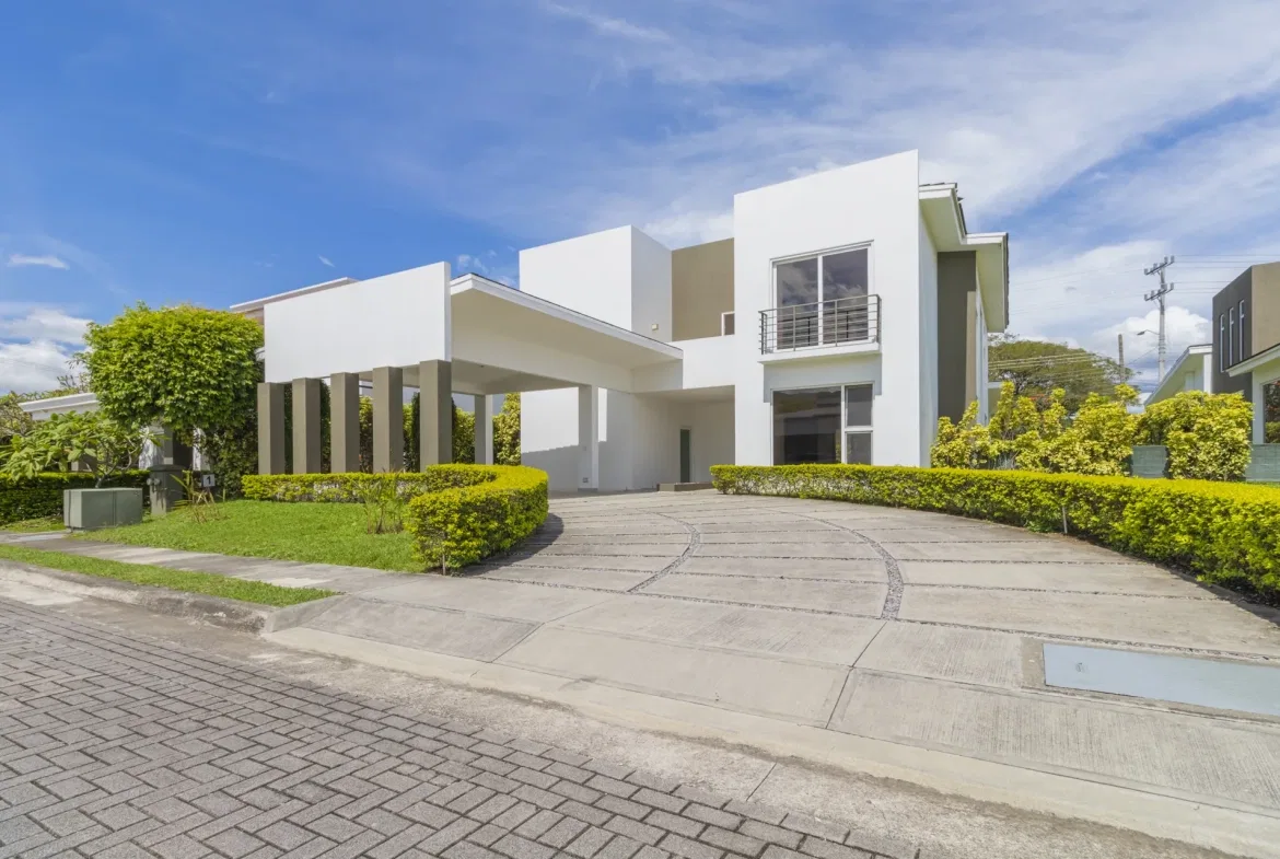 Casa Contemporánea en Venta y Alquiler | Condominio Verdi, Lindora Santa Ana