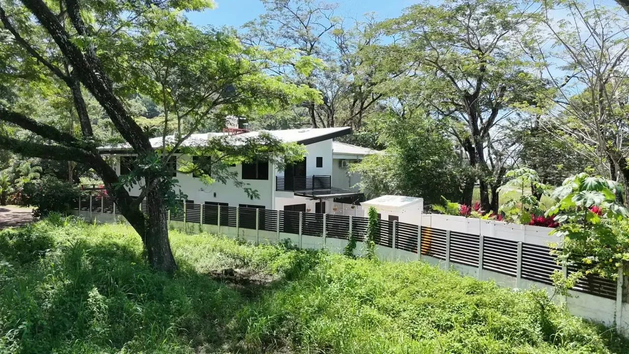 Discover the perfect blend of luxury and comfort in this stunning 4-bedroom, 5-bathroom home located in the heart of Jacó. Built in 2024, this 247 m² property offers a modern living ...
