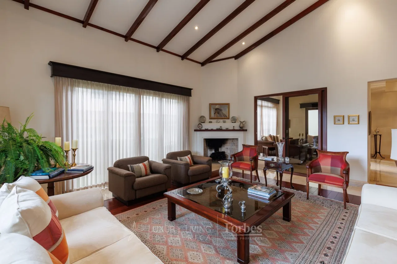 One Level Chic Home Hacienda El Gregal