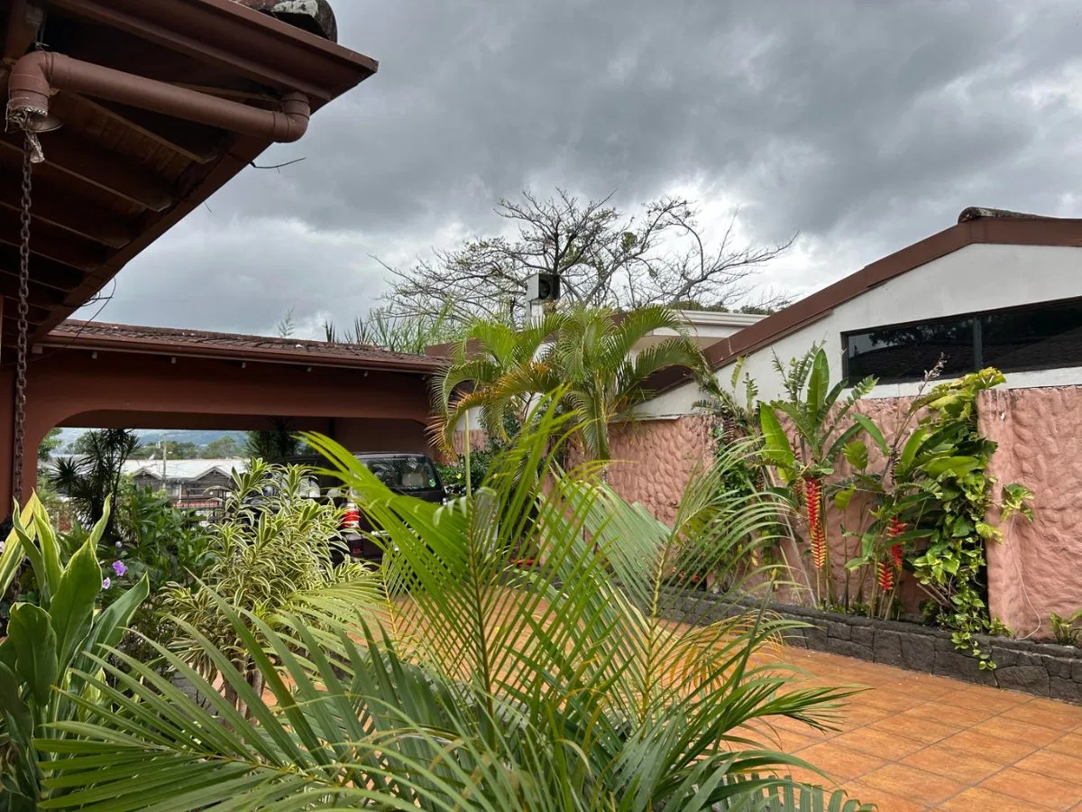 Se vende casa en Ulloa Heredia #25-463 - Venta en Heredia
