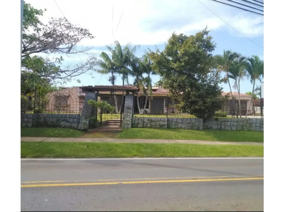 Venta de Hermosa Propiedad Comercial - Residencial, San Joaquín de Flores, Llorente.