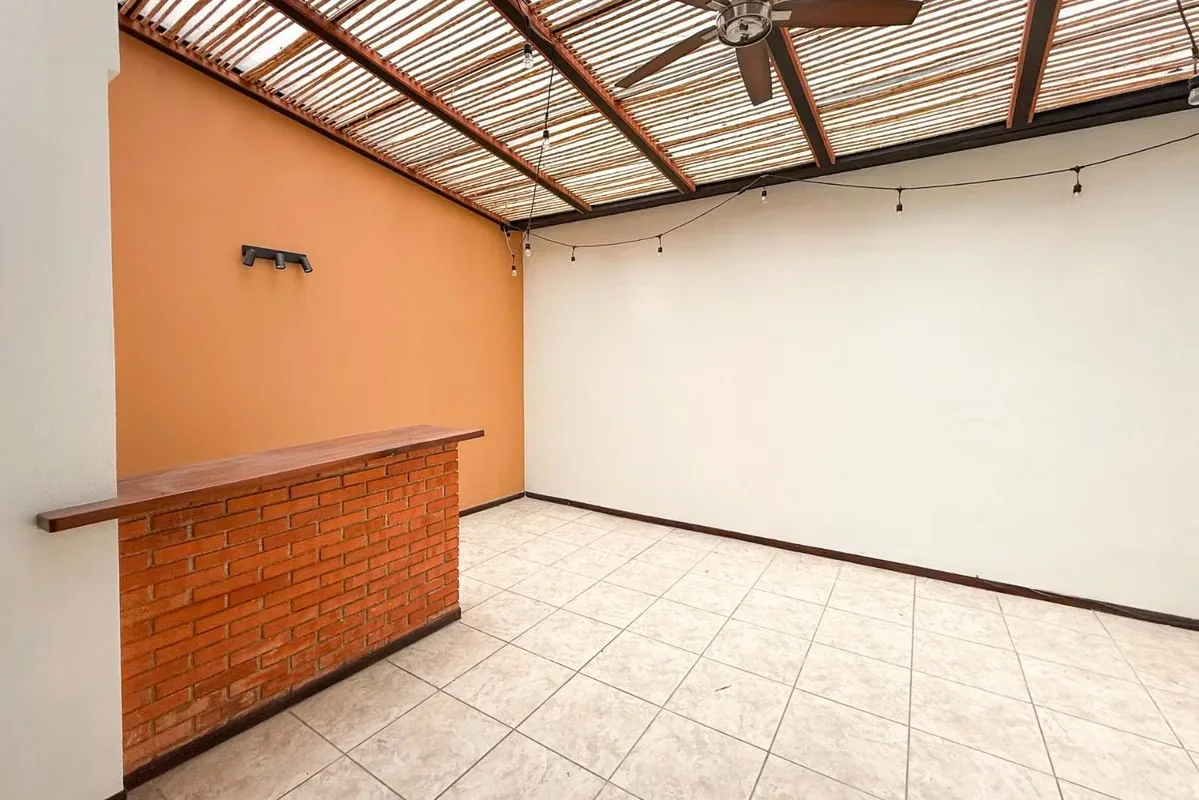 Descubra Casa Buona, una residencia impecable de dos plantas y 240 m² de construcción, desocupada y lista para estrenar nuevo hogar. La propiedad destaca por su diseño contemporáneo ...