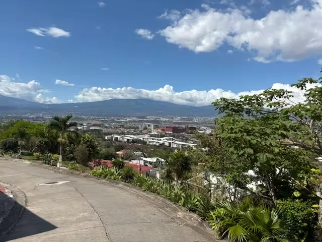 Ubicado en una de las zonas más estratégicas entre Escazú y Santa Ana, este apartamento combina ubicación, amplitud y vista como parte de la experiencia diaria.