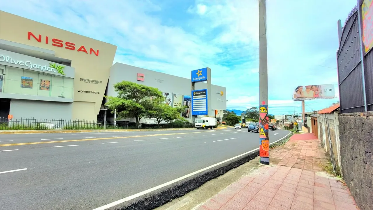 Ubicación privilegiada sobre calle principal ruta Moravia-Tibás.