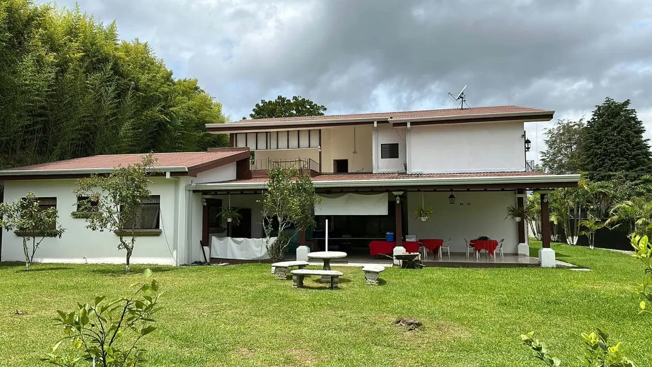 Position your business headquarters or luxury estate in the most exclusive area of San Ramón de Tres Ríos. ...